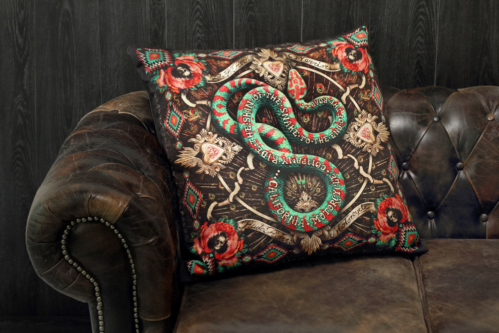 Dekokissen in Schlangenform