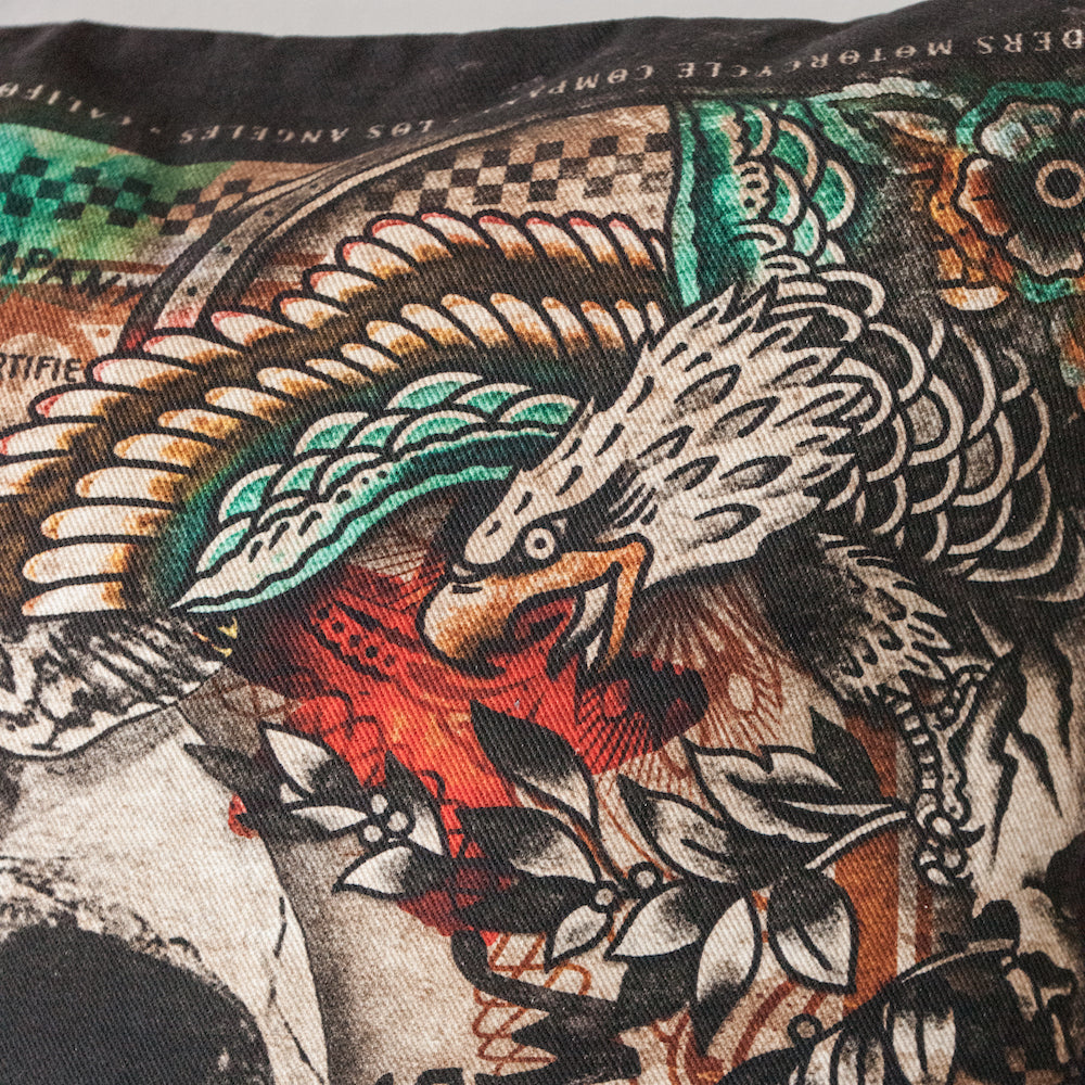 Dekokissen mit Totenkopf- und Adlermotiv