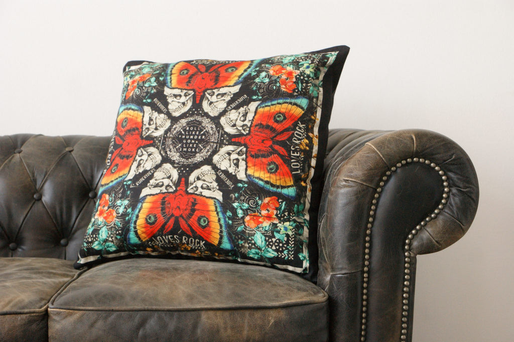 Dekokissen mit Schmetterlingsmotiv