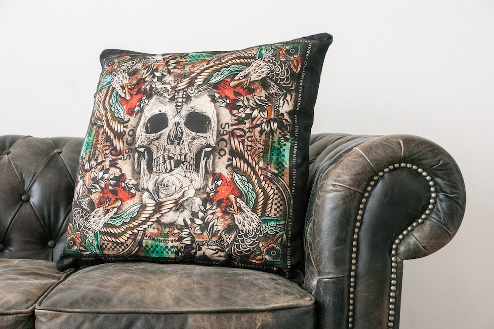 Dekokissen mit Totenkopf- und Adlermotiv