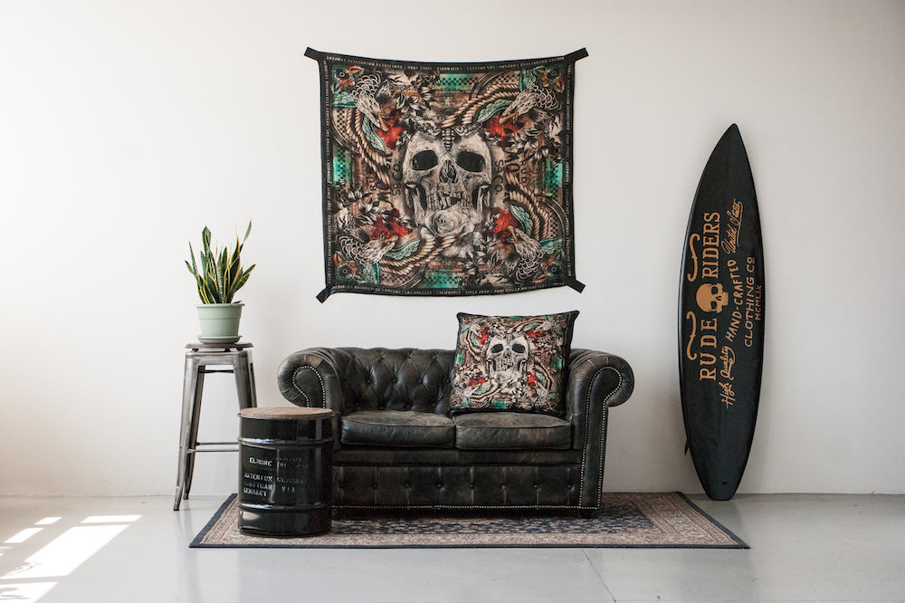 Dekokissen mit Totenkopf- und Adlermotiv